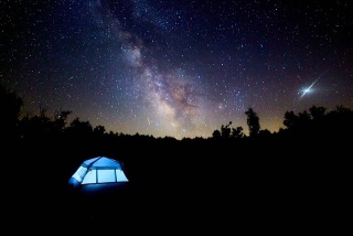 星空の下でキャンプ
