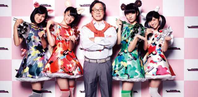 4人組のアイドルグループ「赤マルダッシュ☆」とプロデューサーの武田鉄矢