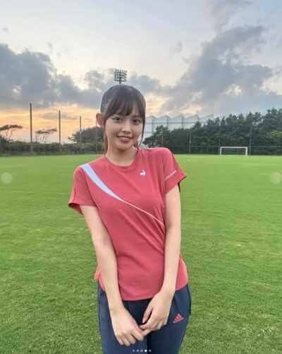 グラウンドでスポーティーな格好をしている森日菜美