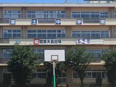 埼玉県の越谷市立富士中学校の外観