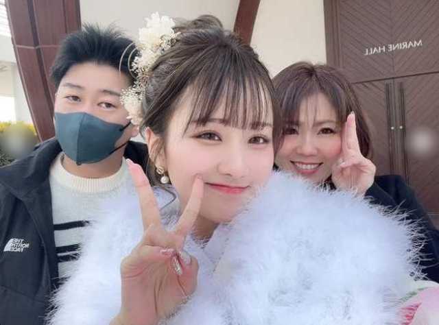 森脇梨々夏と父親・母親が写っている画像