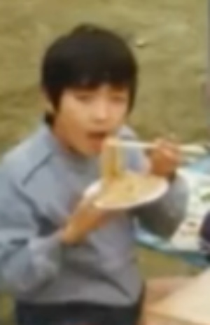 近所の人たちと焼きそばを食べている小学生時代の日村勇紀