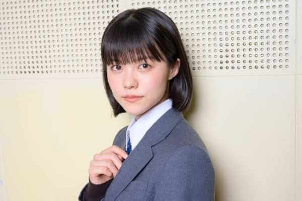 制服姿の志田彩良