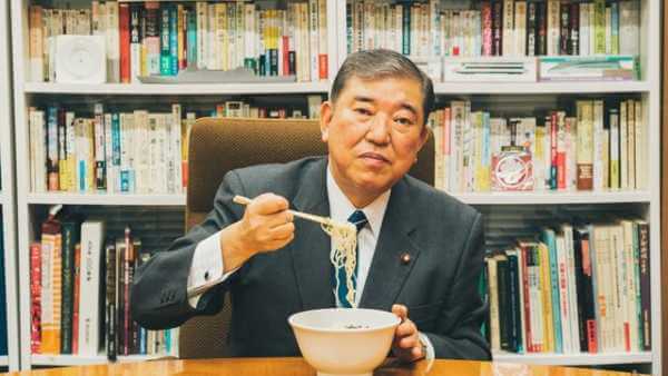 椅子の座ってラーメンを食べる石破茂