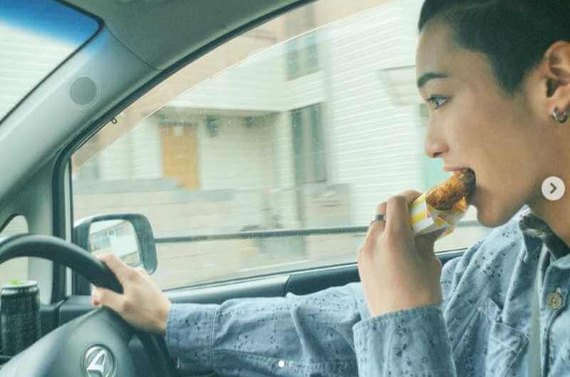 車の運転をしながらチキンを食べる松本怜生