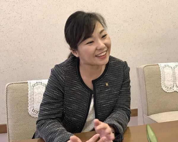 インタビューに笑顔で答える稲村和美