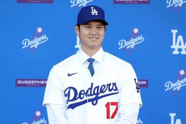 ドジャースのユニフォーム姿の大谷翔平