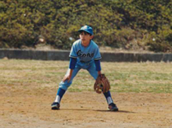 少年野球で守備位置についている清水貴之