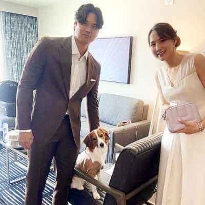 ホテルの部屋の大谷翔平と妻、愛犬とのスリーショット