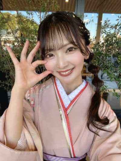 笑顔でほっぺたをつまむ宮本李菜