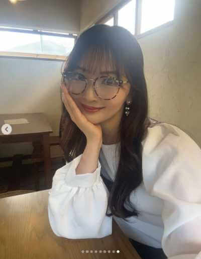 メガネ姿で自撮りをする宮本李菜