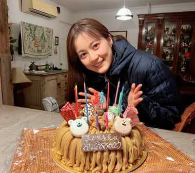 誕生日ケーキの前で微笑む生田絵梨花