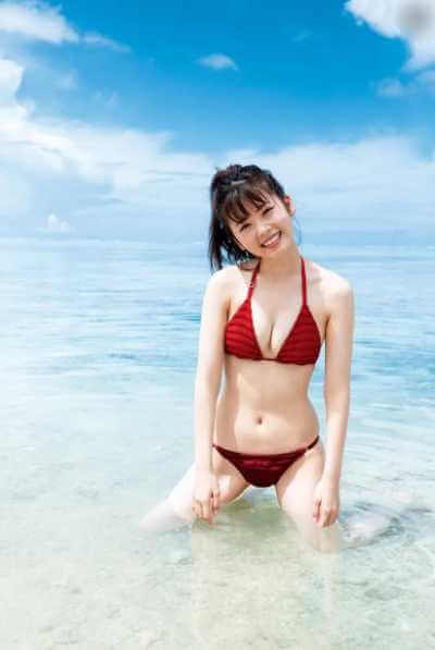 水着姿で海に入っている小芝風花