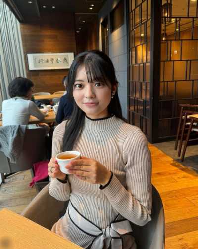 お茶を飲んでくつろぐ高坂実優