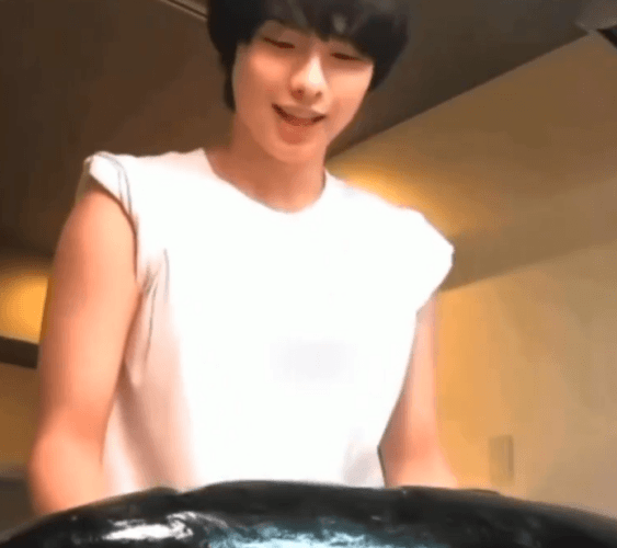 魚をさばくために腕まくりをする本田響矢