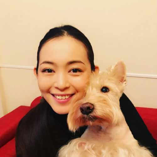 愛犬を抱く岩佐真悠子