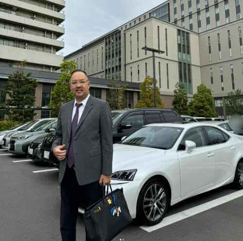 駐車場の麻生泰