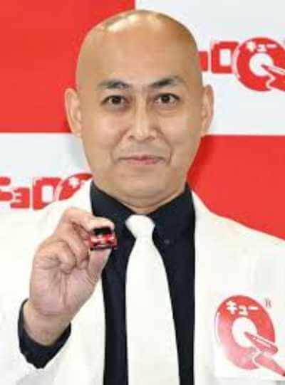 会見でチョロQを手に持つ長谷川雅紀