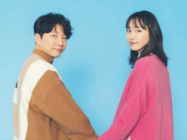 手をつないで振り返る星野源と新垣結衣夫妻