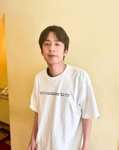 白いTシャツを着た中丸雄一