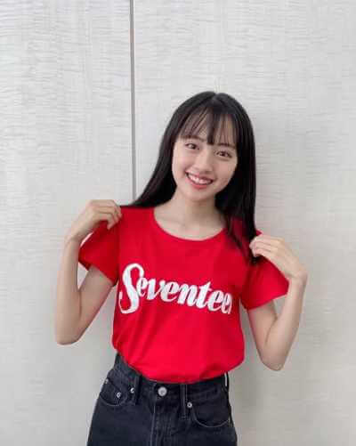 セブンティーンの赤いTシャツを着て微笑む上坂樹里