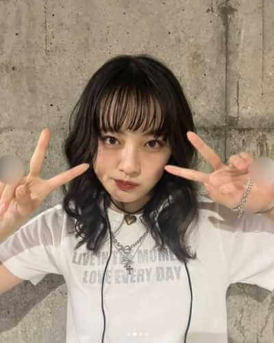 ダブルピースをする上坂樹里