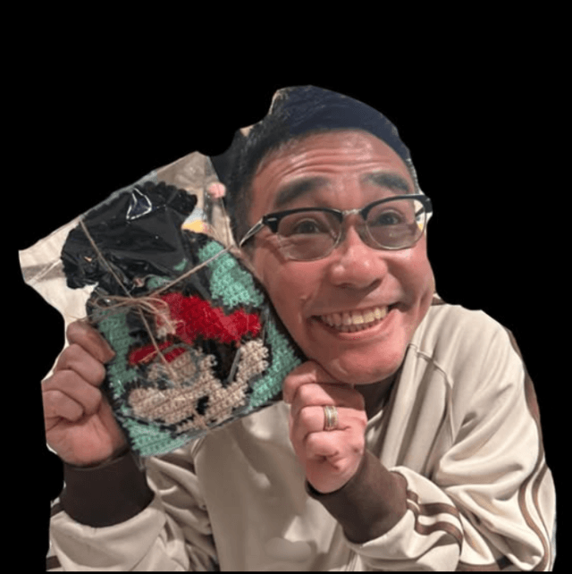 小芝風花の手編みのプレゼントを持つ笑顔の八嶋智人