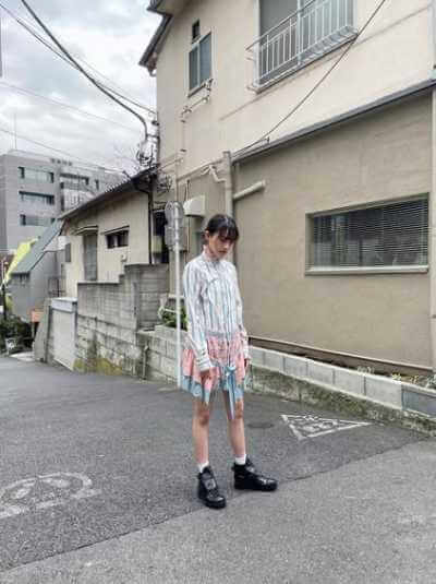 道路に佇む上坂樹里