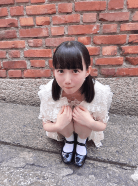 カメラ目線でしゃがむ新居歩美