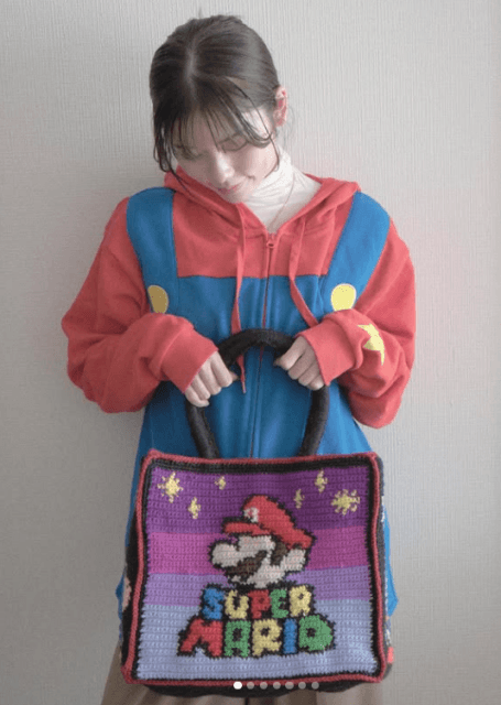 自分で編んだスーパーマリオのバッグを手にうつむく小芝風花