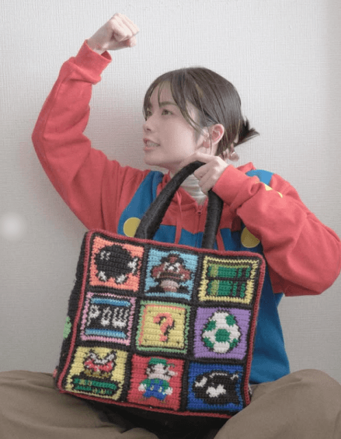 自分で編んだスーパーマリオのバッグを持ち、マリオポーズをとる小芝風花
