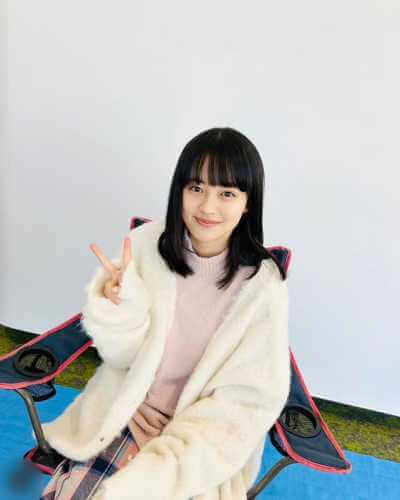 ピースをする笑顔の上坂樹里