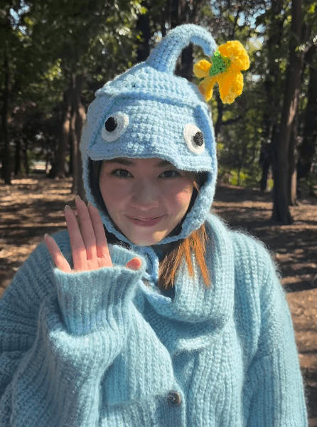 自分で編んだピクミンの帽子を被ってあいさつする小芝風花