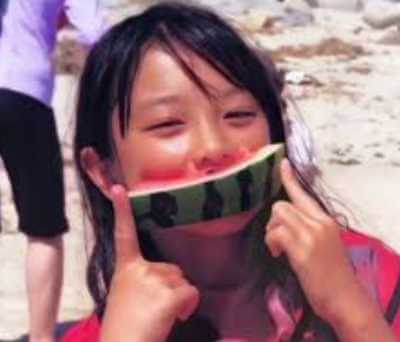 スイカをほおばる幼少期の与田祐希