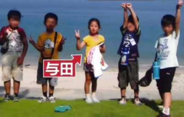 海辺でピースをする与田祐希と同級生の男の子4人